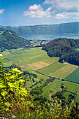 Azzorre, Isola di San Miguel - Escursione a Sete Cidades.  Lungo il sentiero che percorre la cresta della Caldeira das Sete Cidades. Vista verso l'interno della caldera. 